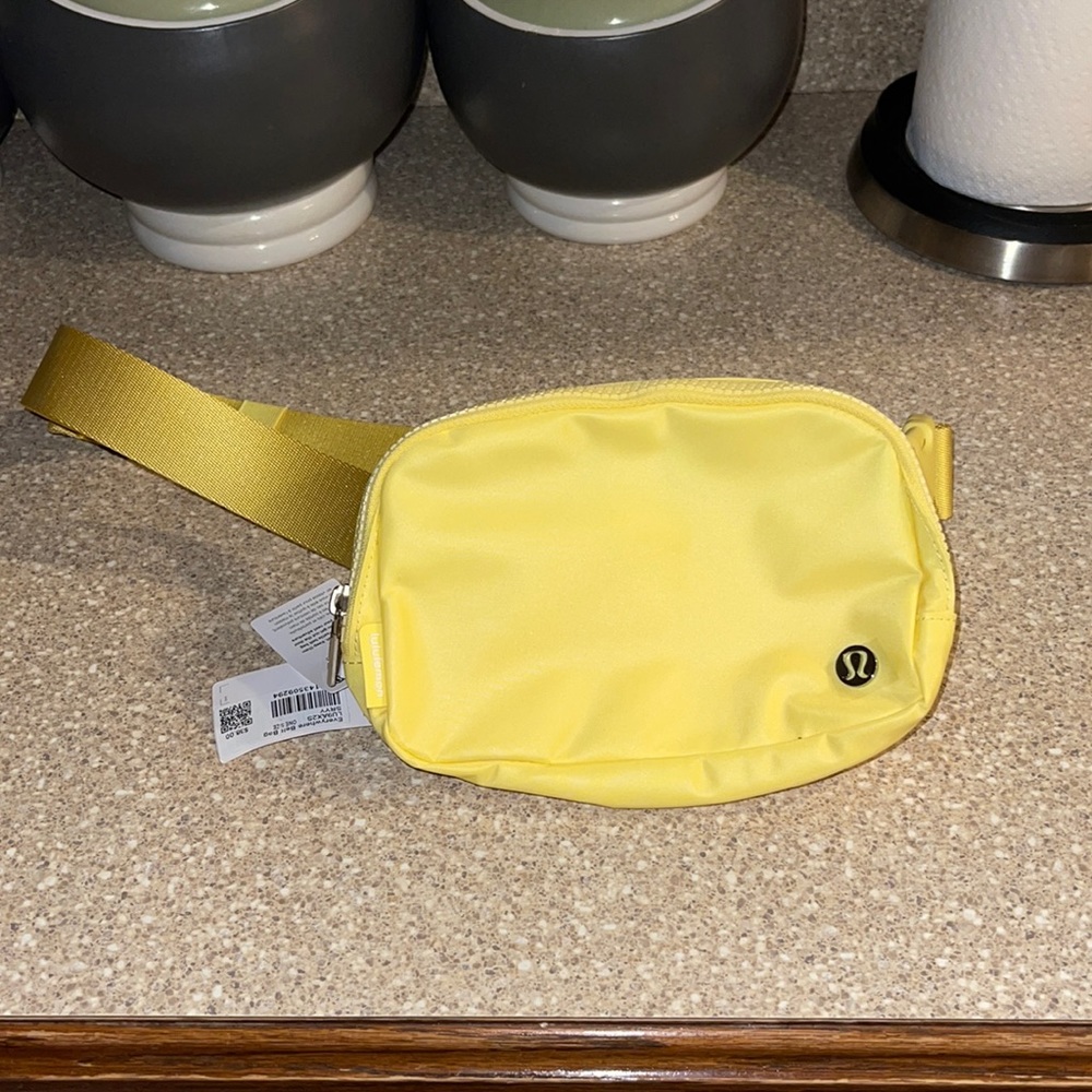 Lululemon Everywhere belt bag Sunday Yellow